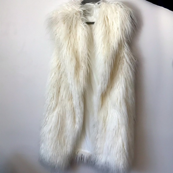 Zara Jackets & Blazers - Zara Basic Outerwear vest faux fur cream